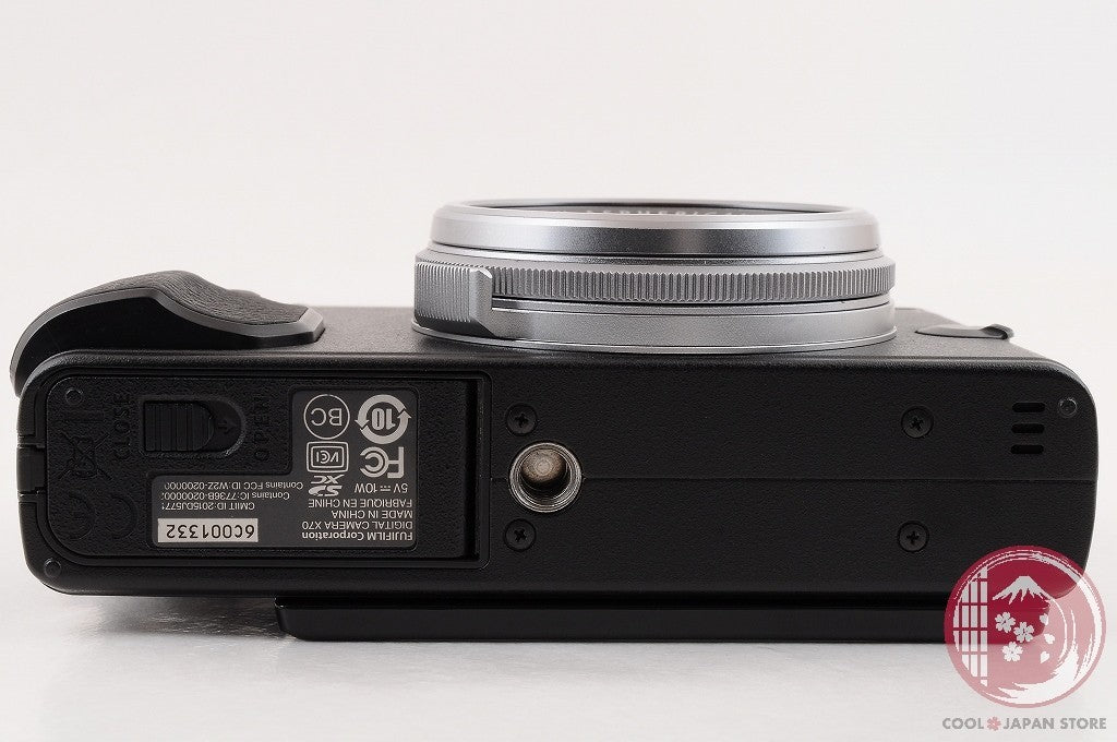 [MINT+ w/ Charger] Fujifilm Fuji X70 16.3MP Compact Digital Camera Silver Cm44