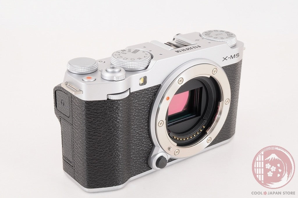 DDU [76 shots TOP MINT in Box ] Fujifilm Fujifilm X-M5 silver w/ XC 15-45mm Cj10